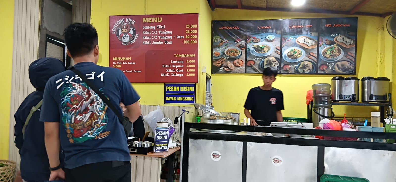 Beberapa pengunjung saat mendatangi salah satu makanan Lontong Kikil dari Jawa Timur yang kini bisa dinikmati di Kota Mataram, Lombok.