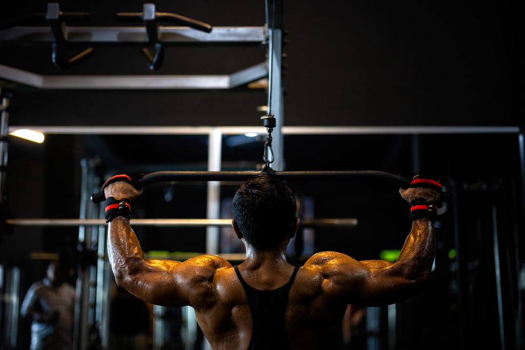 LATIHAN: Sapni, seorang instruktur gym melakukan pemanasan di Aly Gym. Selain sebagai instruktur, Sapni juga seringkali mengikuti kontes.