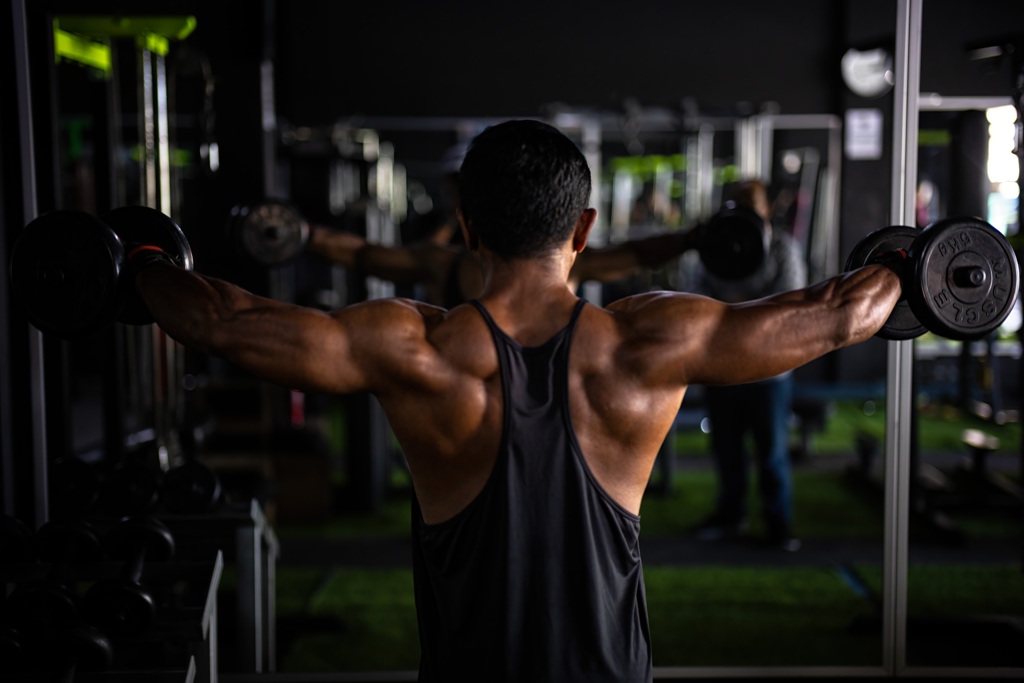 LATIHAN: Sapni, seorang instruktur gym melakukan pemanasan di Aly Gym, Gerung, Lombok Barat. Selain sebagai instruktur, Sapni juga seringkali mengikuti kontes.