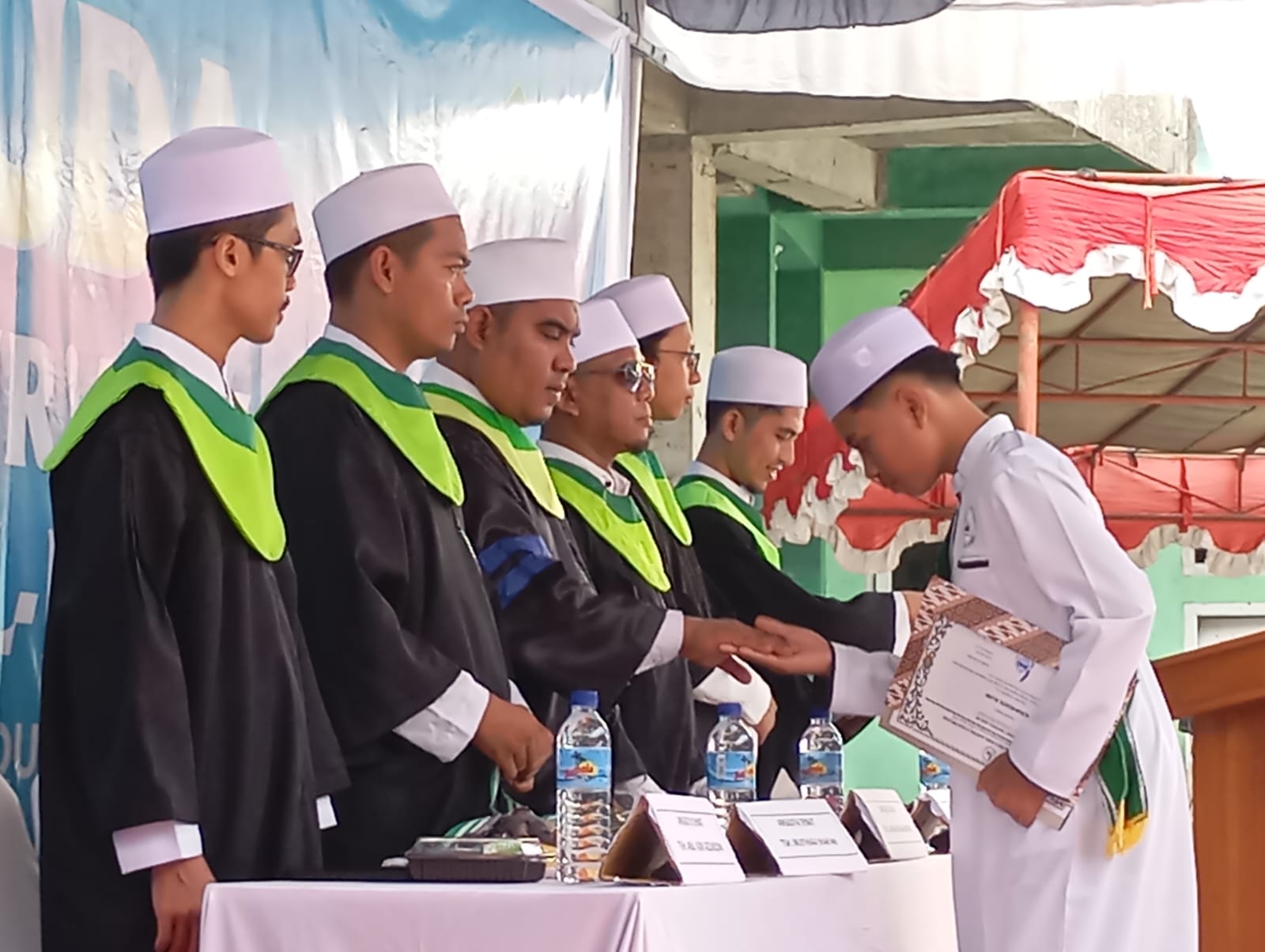 SELAMAT YA: Anggota senat dari pembina Ponpes Nabil Hasyim Al Hasyimiyyah mewisuda santri tahfiz Alquran di ponpes setempat, Sabtu lalu (10/5).