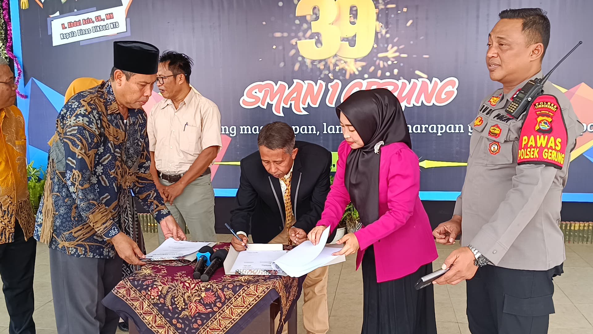 KERJA SAMA: Kepala SMAN 1 Gerung M Ridwan Helmi (jas hitam) menandatangani perjanjian kerja sama dengan FK UBG pada pelepasan siswa kelas XII di halaman sekolah setempat, Sabtu lalu (10/5).