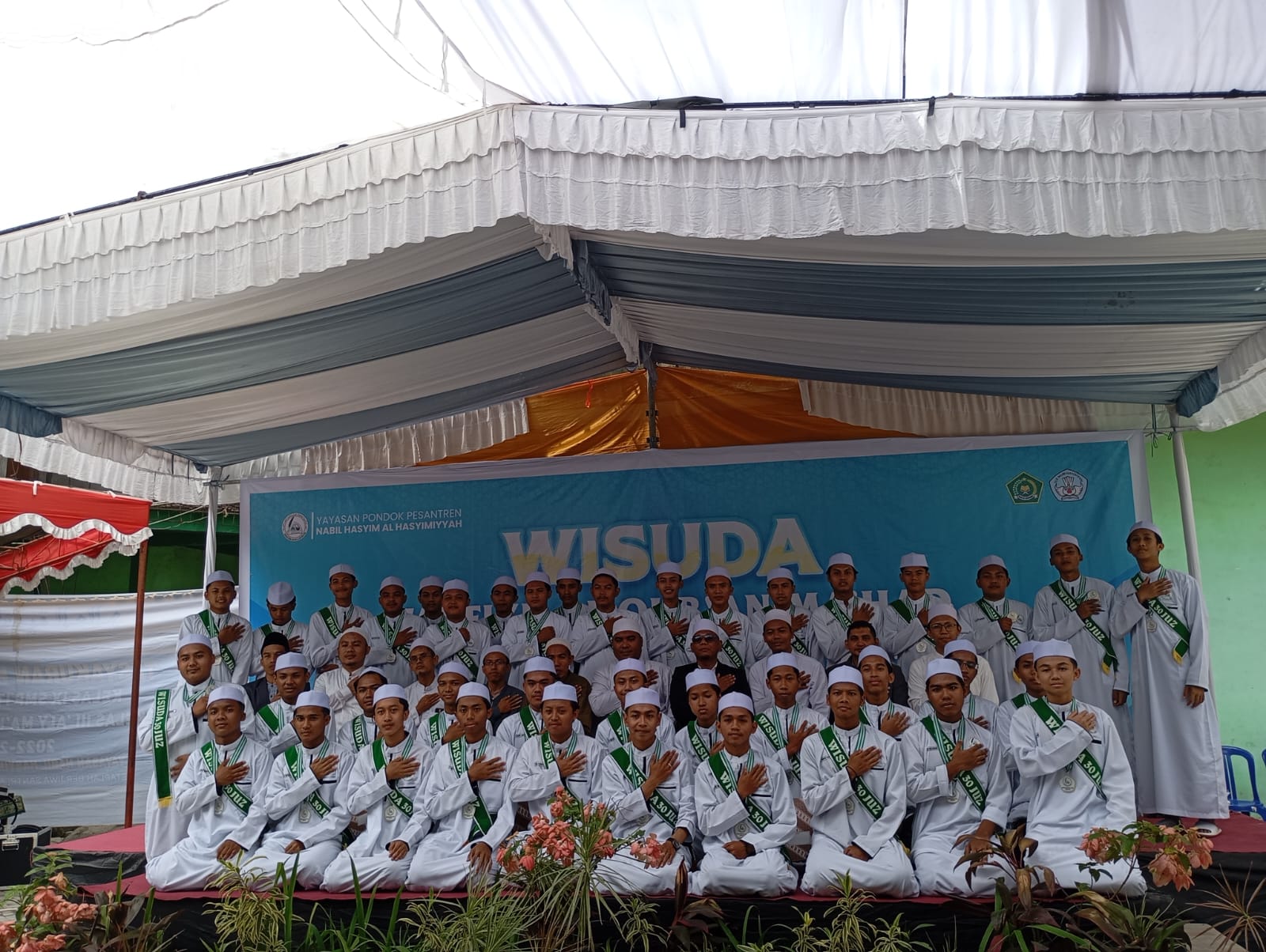SANTRI PENGHAFAL ALQURAN: Para santri Ponpes Nabil Hasyim Al Hasyimiyyah yang menghafal 30 juz foto bersama tenaga pendidik dan pembina ponpes usai wisuda tahfiz Alquran di ponpes setempat, Sabtu lalu