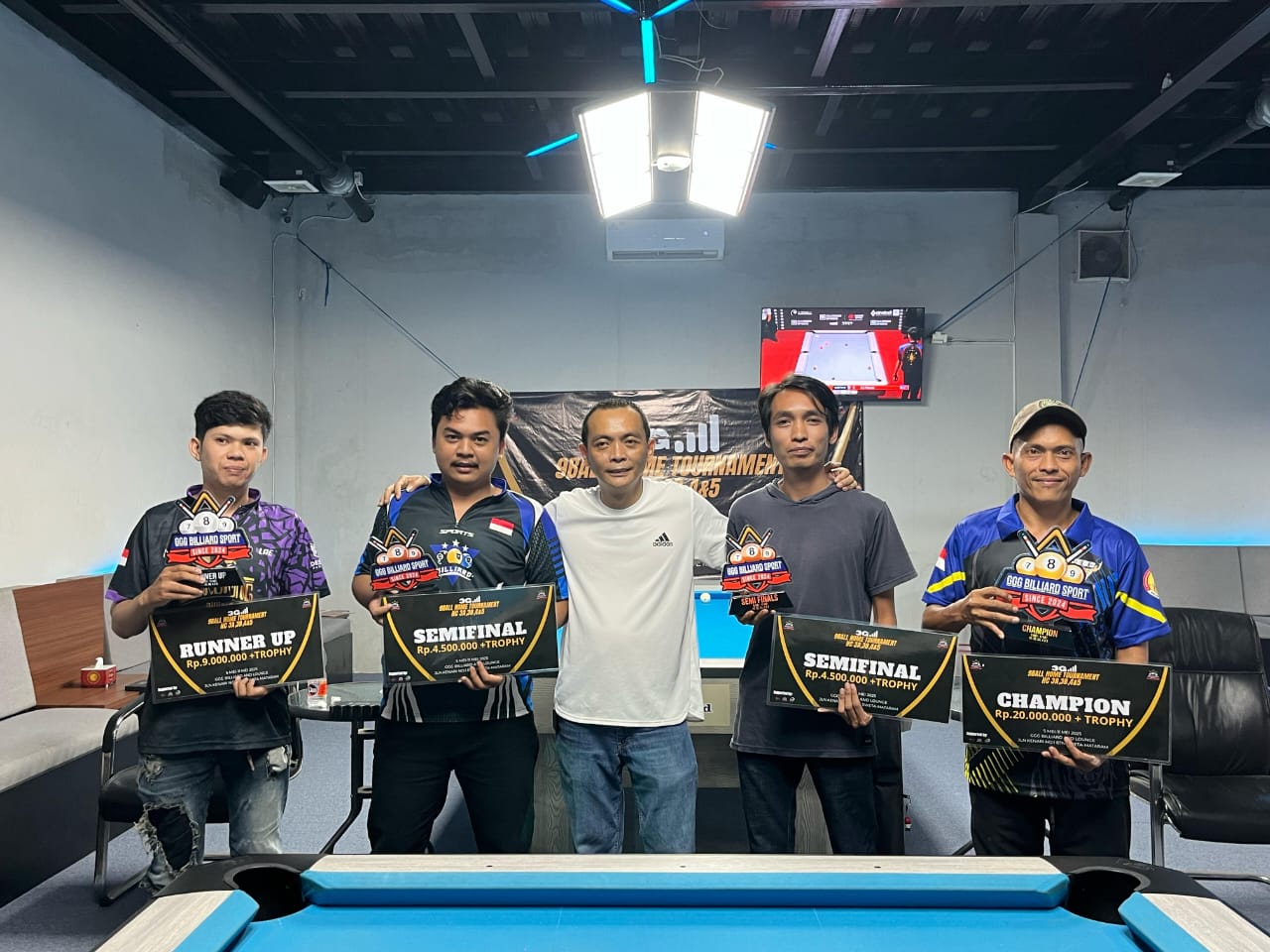 Owner GGG Billiard and Lounge Rahmat Kurniawan (tengah) bersama para juara 3G 9Ball Tournament.