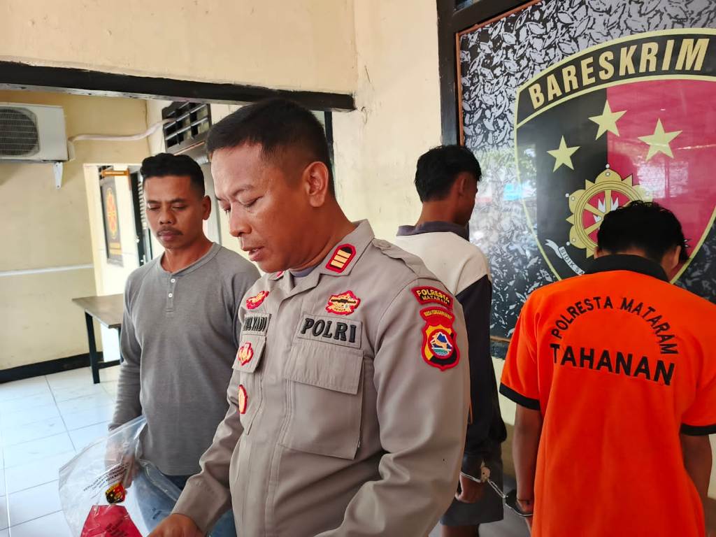 DITETAPKAN SEBAGAI TERSANGKA: Tersangka kasus penganiayaan berinisial W diperiksa penyidik Mapolsek Mataram, Selasa (13/5).&nbsp;
