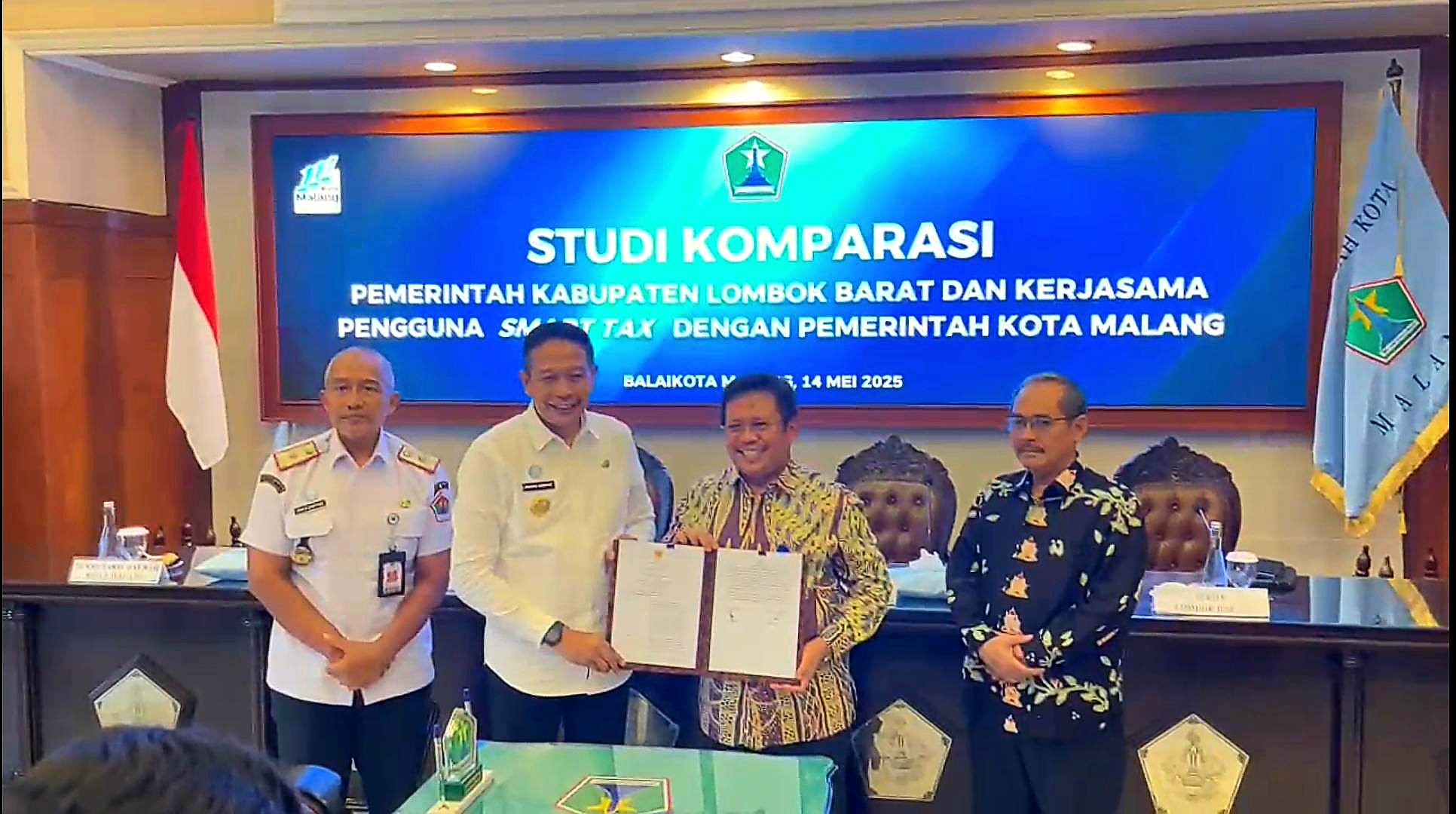 Bupati Lobar Lalu Ahmad Zaini (dua dari kanan) menandatangani kerja sama penerapan smart tax dengan Wali Kota Malang Wahyu Hidayat (dua dari kiri) di Balai Kota Malang, Rabu (14/5).