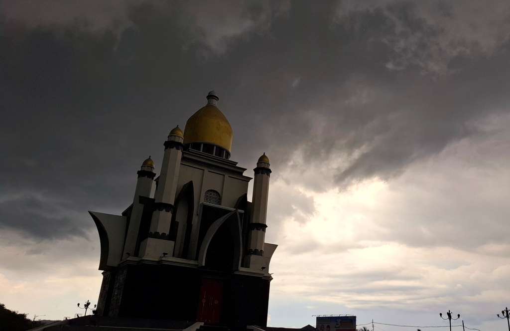 ANOMALI CUACA: Awan hitam menyelimuti Bundaran Giri Menang Square (GSM), Lombok Barat, beberapa hari lalu. Kondisi itu kerap memicu hujan meskipun di musim kemarau.