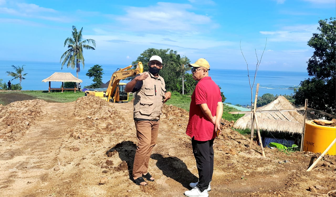 CEK LAPANGAN: Kepala Dinas PUTR Lobar Lalu Winengan saat turun ke lapangan mengecek pembangunan vila yang dipersoalkan warga Desa Batulayar Barat, Selasa (13/5).