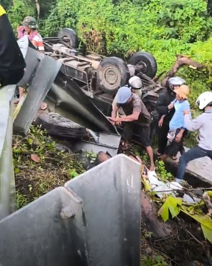 Belasan penumpang menjadi korban kecelakaan lalu lintas di jalan Jurang Jaler, Kecamatan Praya Tengah, Loteng, Rabu (17/5) sore.