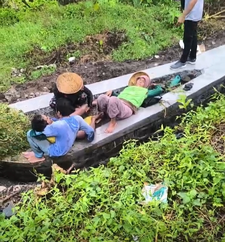 Selain laki-laki, tampak perempuan juga menjadi korban kecelakaan lalu lintas.