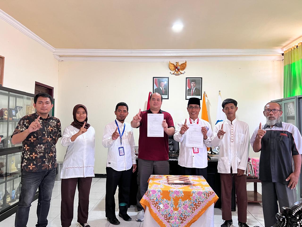 Kolaborasi : Perwakilan managemen Astra Motor NTB bersama kepala sekolah dan guru SMKN 3 Mataram.