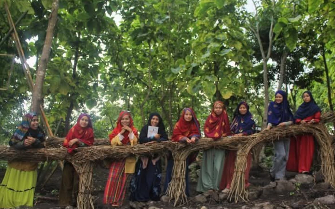 Para perempuan Bima yang menggunakan Tembe Donggo sebagai pakaian hingga kerudung.