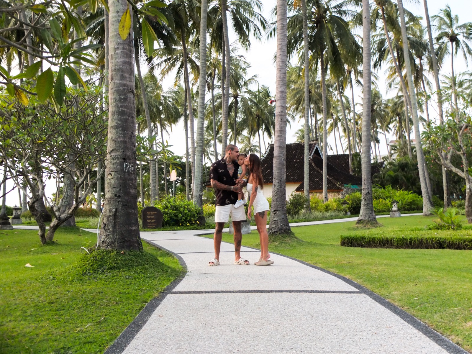 Pengunjung Holiday Resort Lombok menikmati paket menginap bersama keluarga termasuk bisa menggunakan beberapa fasilitas yang disediakan hotel di Senggigi. Hotel menawarkan paket keluarga.
