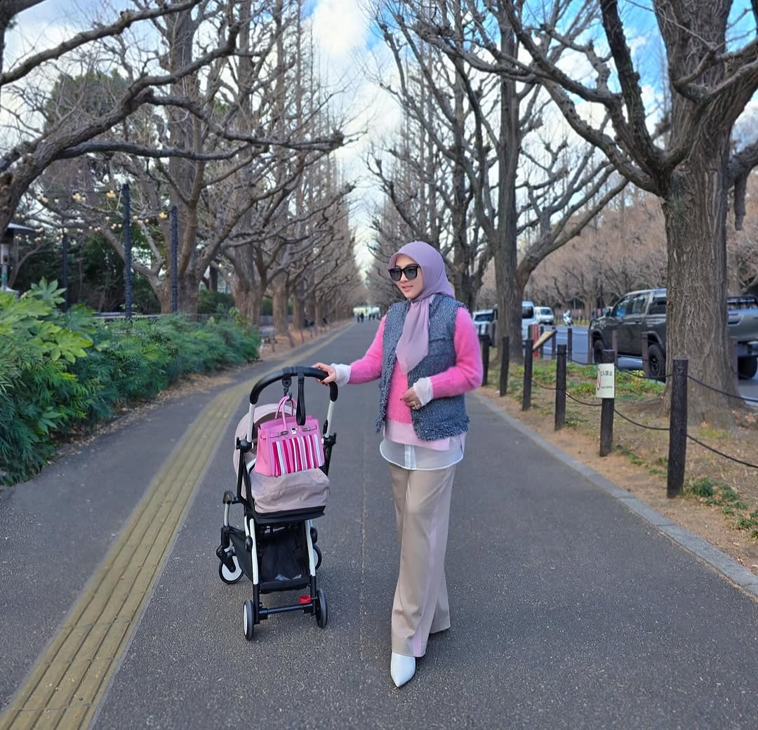 BERSAMA BUAH HATI: Penyanyi Syahrini diketahui saat ini menetap di Singapura bersama suami dan putri kecilnya. (IG Pricesssyahrini
