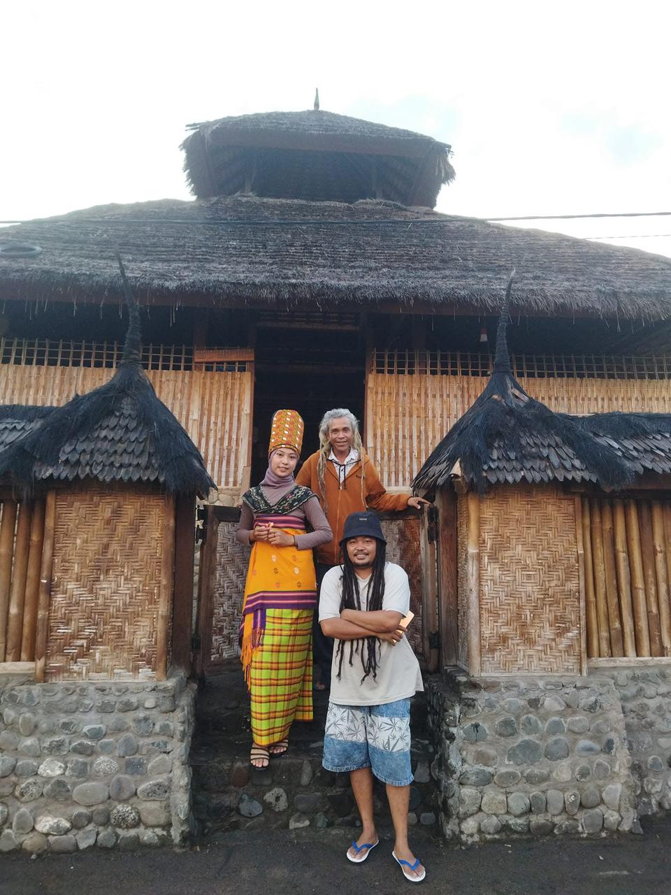 Wisatawan yang sedang berkunjung ke Masjid Loka Sesait.
