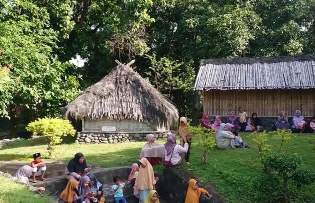 Wara yang datang ziarah ke Makam Sesait dan Makam Reaq Bayan yang terletak tidak jauh dari masjid kuno Bayan.