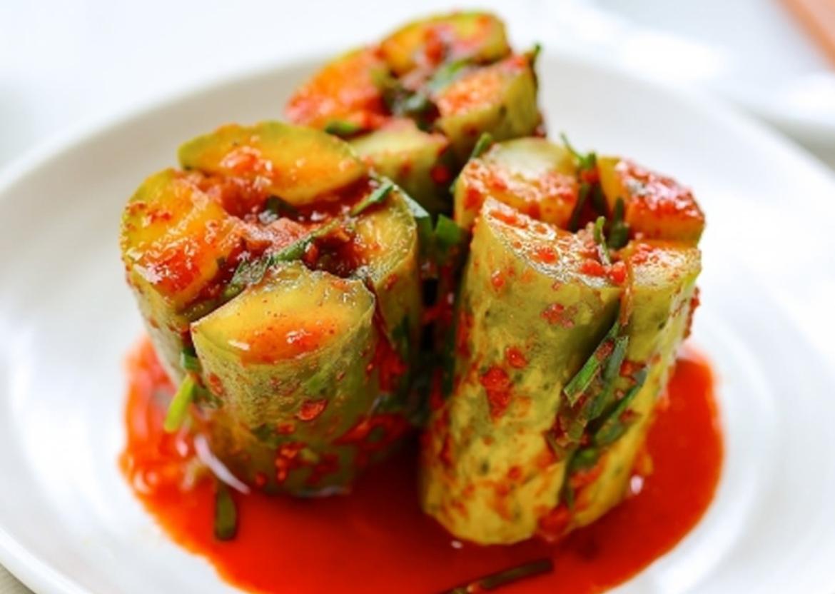 Renyah dan Segarnya Gigitan Pedas Kimchi Mentimun.