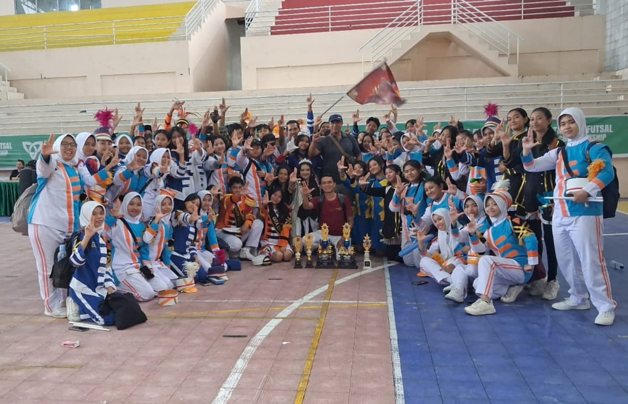Tim Drumband SMPN 15 Mataram foto bersama usai meraih juara umum ajang Dota 3 di GOR Tastura, Lombok Tengah.