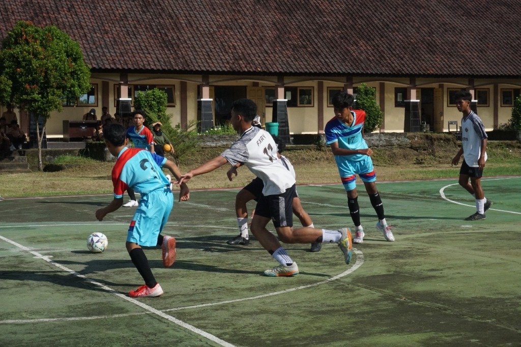 KENALKAN SEKOLAH: Tim Futsal SMP di Kecamatan Narmada saat bertanding pada turnamen futsal diadakan SMAN 2 Narmada, pekan lalu. Turnamen ini diadakan SMAN 2 Narmada untuk memperkenalkan sekolah.