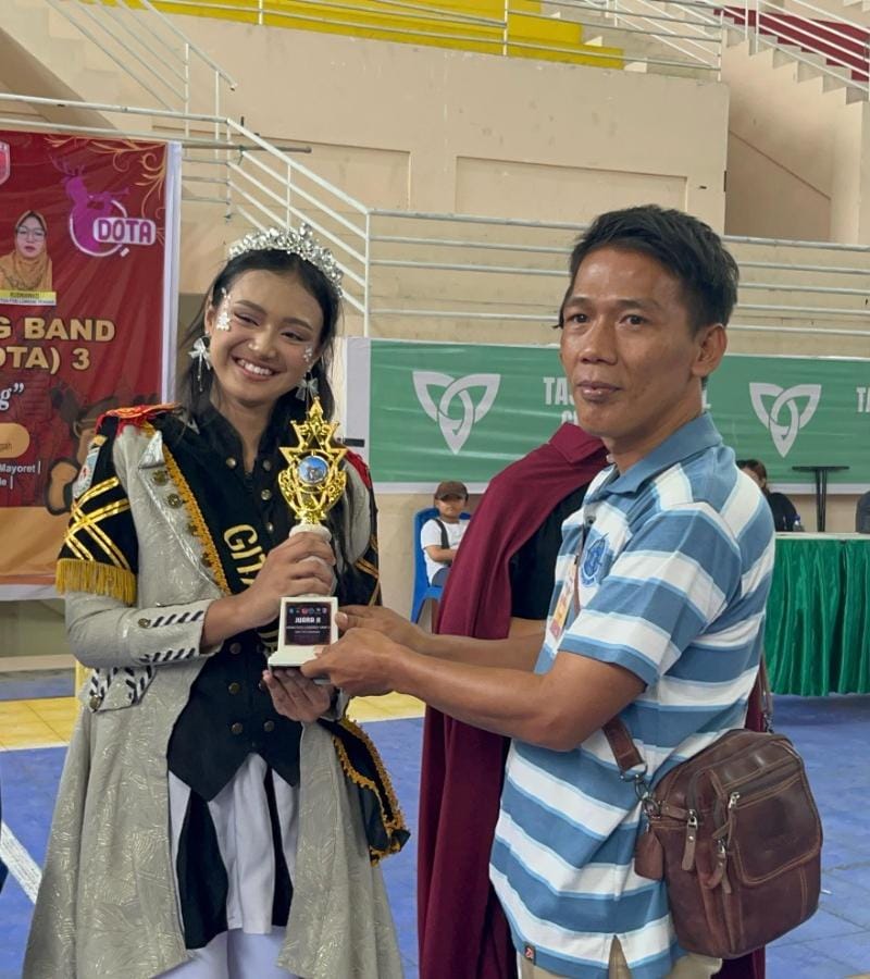 Personel Drumband SMPN 15 Mataram Sasha meraih penghargaan individu sebagai juara field comander ajang Dota 3 di GOR Tastura Lombok Tengah.