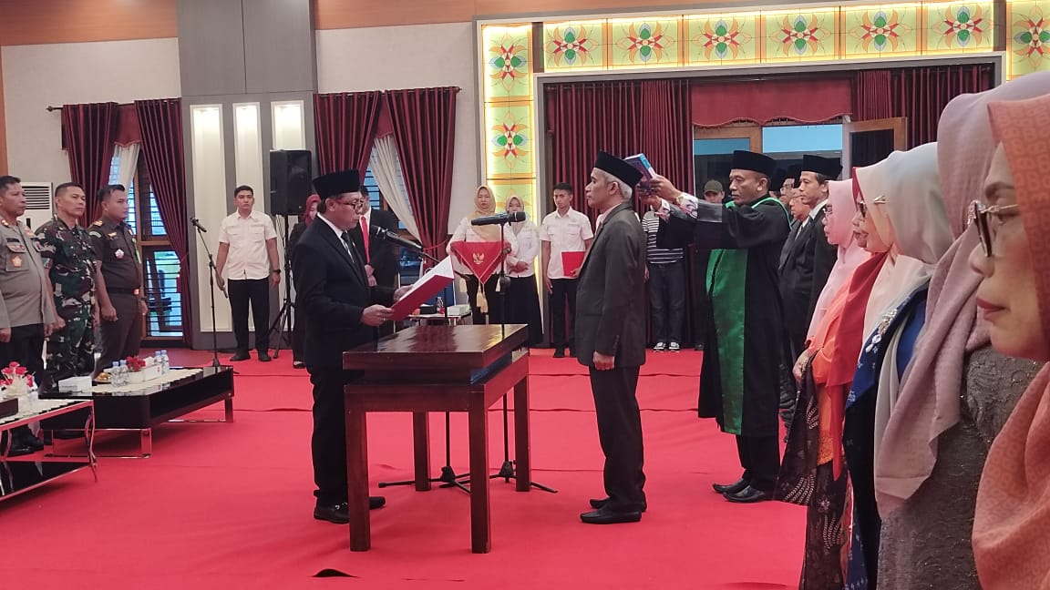 Bupati KSB Amar Nurmansyah saat melantik Sekda KSB yang baru Hairul Jibril, Rabu (14/5).