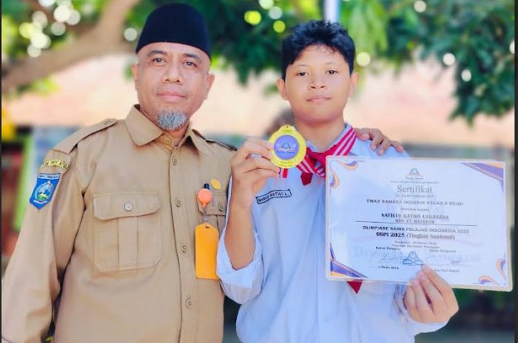 MEMBANGGAKAN: Murid SDN 47 Mataram Nafilio Katho Lakasana didampingi kepala sekolah menunjukkan medali emas bidang bahasa Inggris yang diraihnya pada OSPI 2025 tingkat nasional.