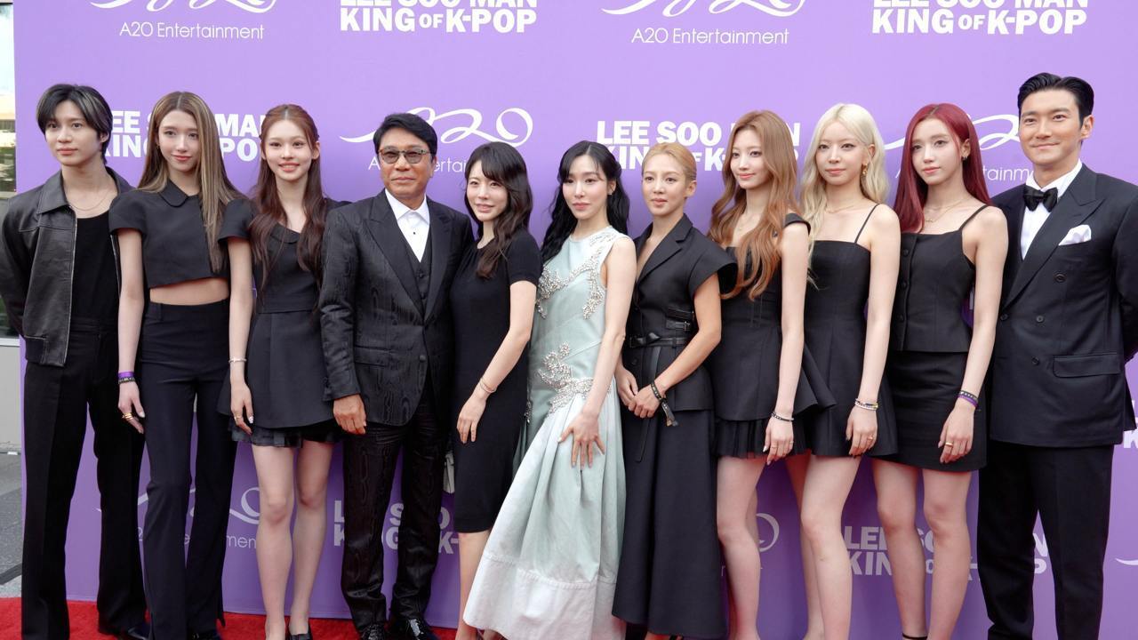 Deretan mantan anak didik Lee Soo Man dan anggota A20 MAY berfoto bersama dalam premier film dokumenter Lee Soo Man