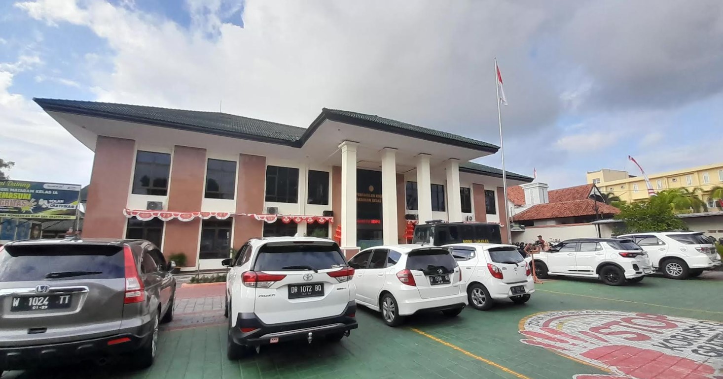 GEDUNG PN MATARAM: Sejumlah kendaraan terparkir di depan gedung PN Mataram, beberapa waktu lalu.&nbsp;