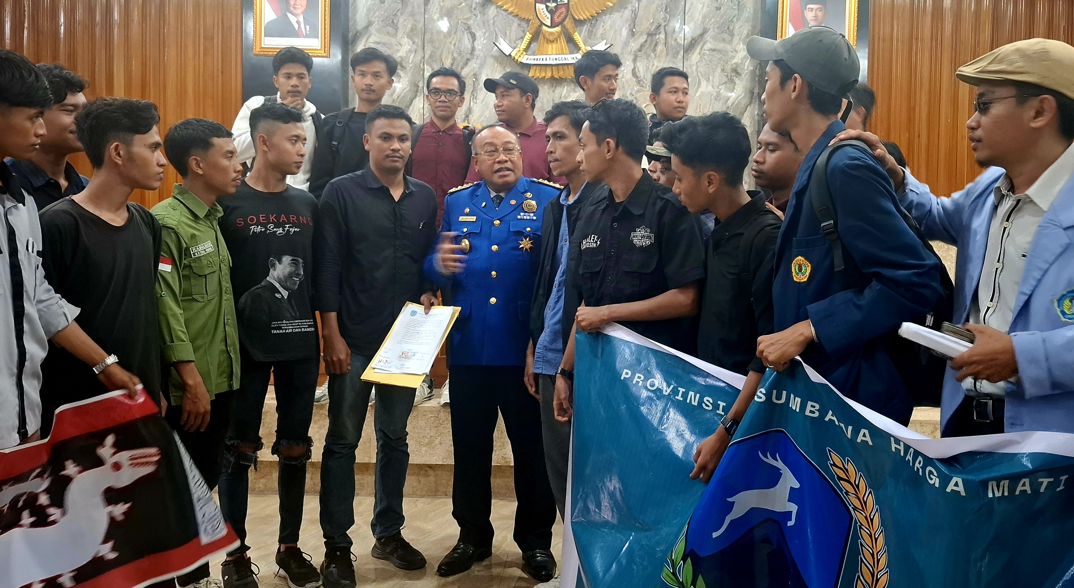 BERI DUKUNGAN: Sekda NTB Lalu Gita Ariadi memberi dukungan atas aspirasi mahasiswa yang menuntut pembentukan Provinsi Pulau Sumbawa (PPS).