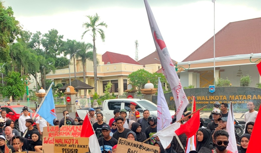 UNJUK RASA: Puluhan warga Pondok Prasi melakukan aksi demonstrasi depan Kantor Wali Kota Mataram, atas tuntutan lahan tempat mereka tinggal yang akan dikosongkan.&nbsp;