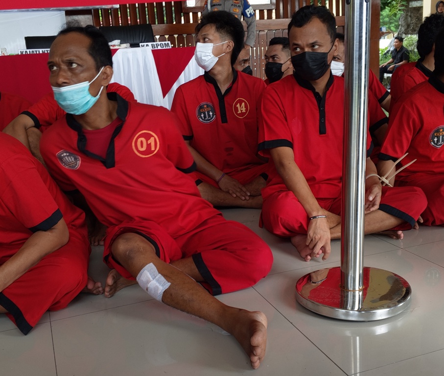 AKHIRNYA TERTANGKAP: Tersangka pengedar narkoba berinisial SR duduk bersama tahanan yang lain setelah tertangkap kembali pasca berhasil kabur dari tahanan Dittahti Polda NTB, Rabu (14/5).