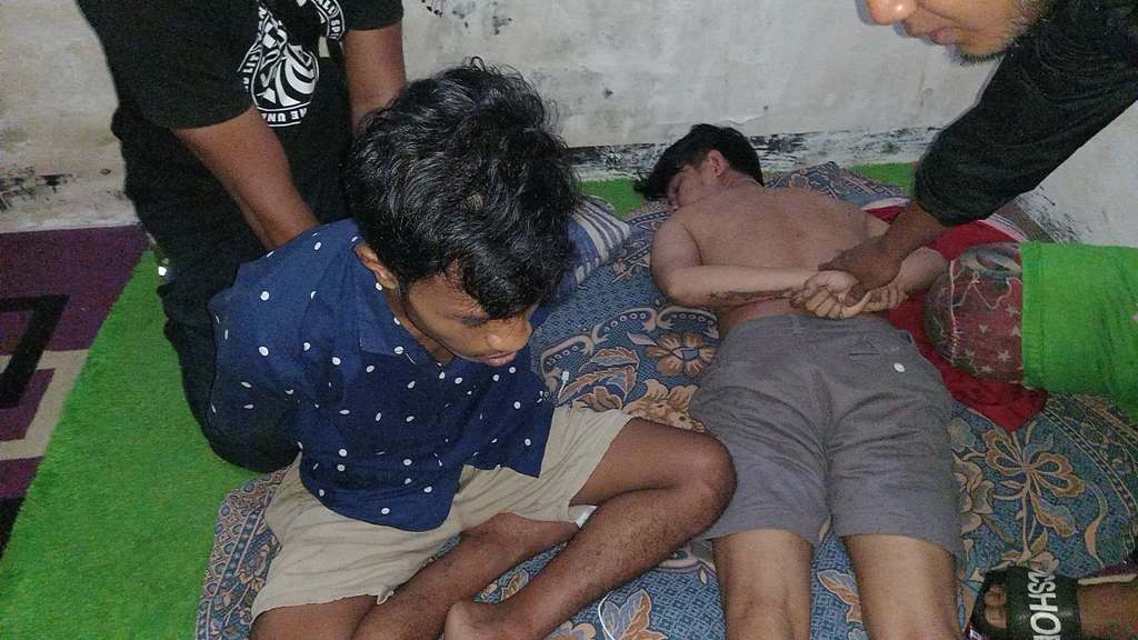 TAK BERKUTIK: Terduga pengedar sabu berinisial R diringkus tim Opsnal Satresnarkoba Polresta Mataram, Selasa malam (13/5).&nbsp;