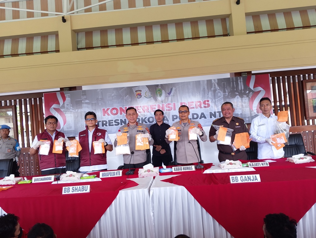 INI BARANG BUKTINYA: Wakapolda NTB Brigjen Pol Hari Nugroho didampingi Dirresnarkoba Polda NTB Kombes Pol Roman Semaradhana Elhaj bersama jajarannya menunjukkan barang bukti sabu di Mapolda NTB.