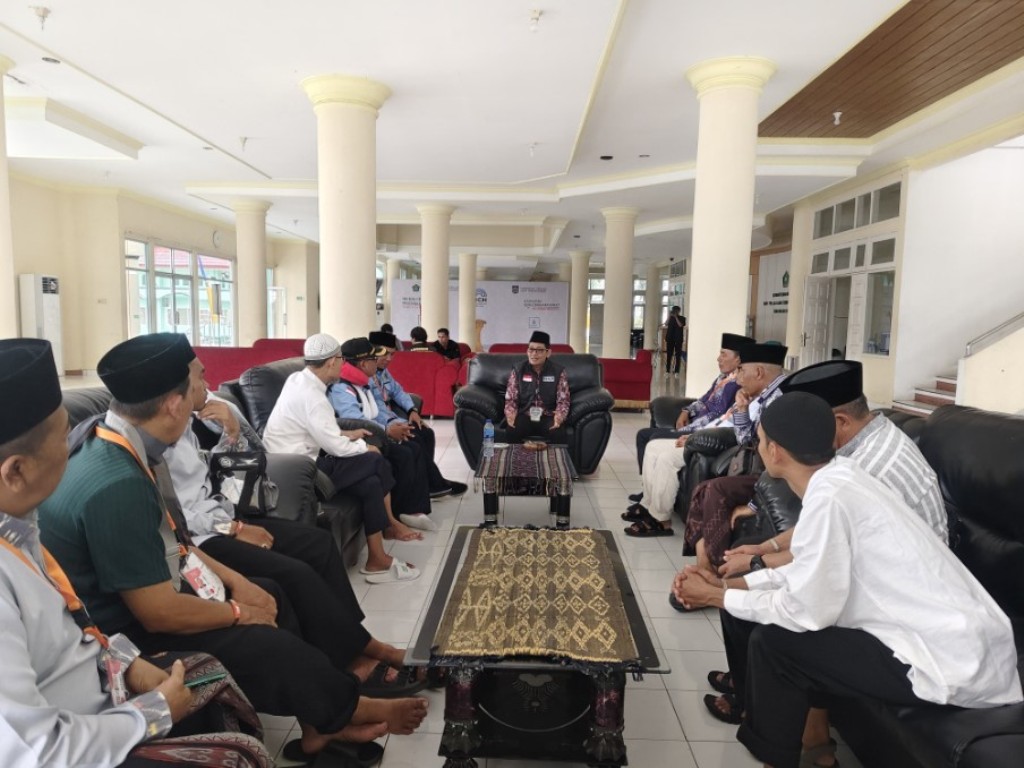 SALING INGATKAN: Kepala Bidang PHU Kanwil Kemenag NTB H Muhammad Amin (tengah) saat memberikan pengarahan kepada petugas haji dari Kloter 11 Embarkasi Lombok, untuk aktif dan sigap melihat kondisi JCH