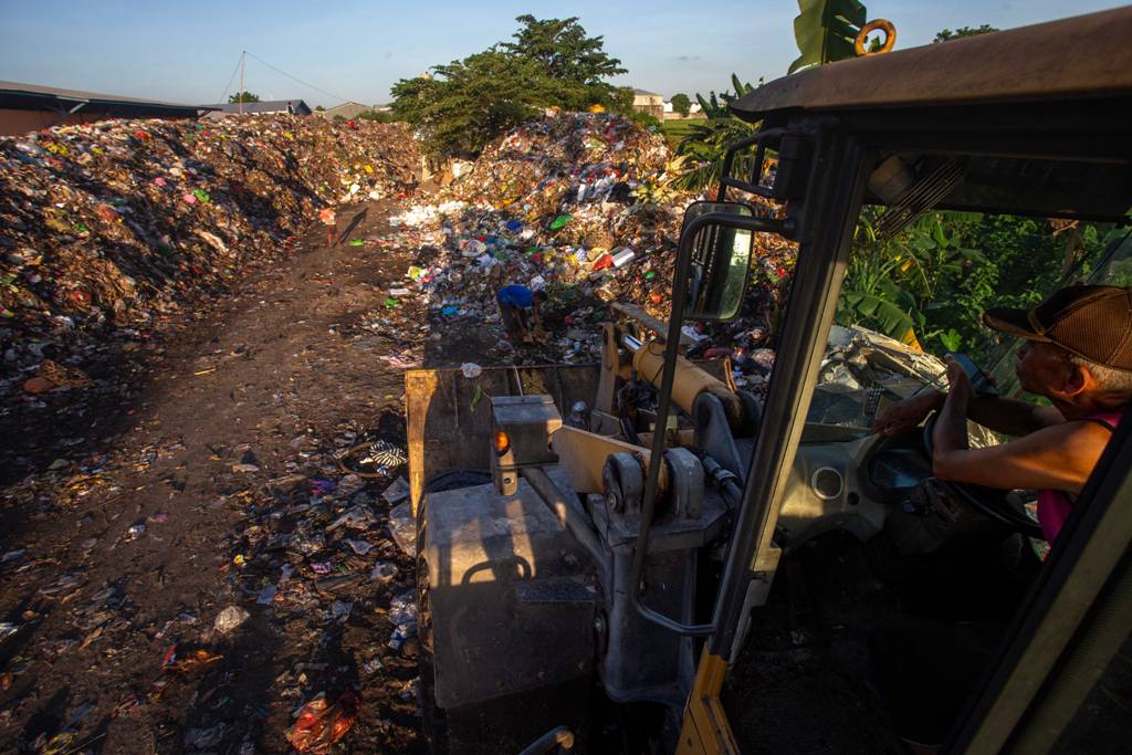SEMAKIN TINGGI: Seorang petugas kebersihan yang sedang mengumpulkan sampah agar tidak berserakan di TPS, beberapa waktu lalu.&nbsp;