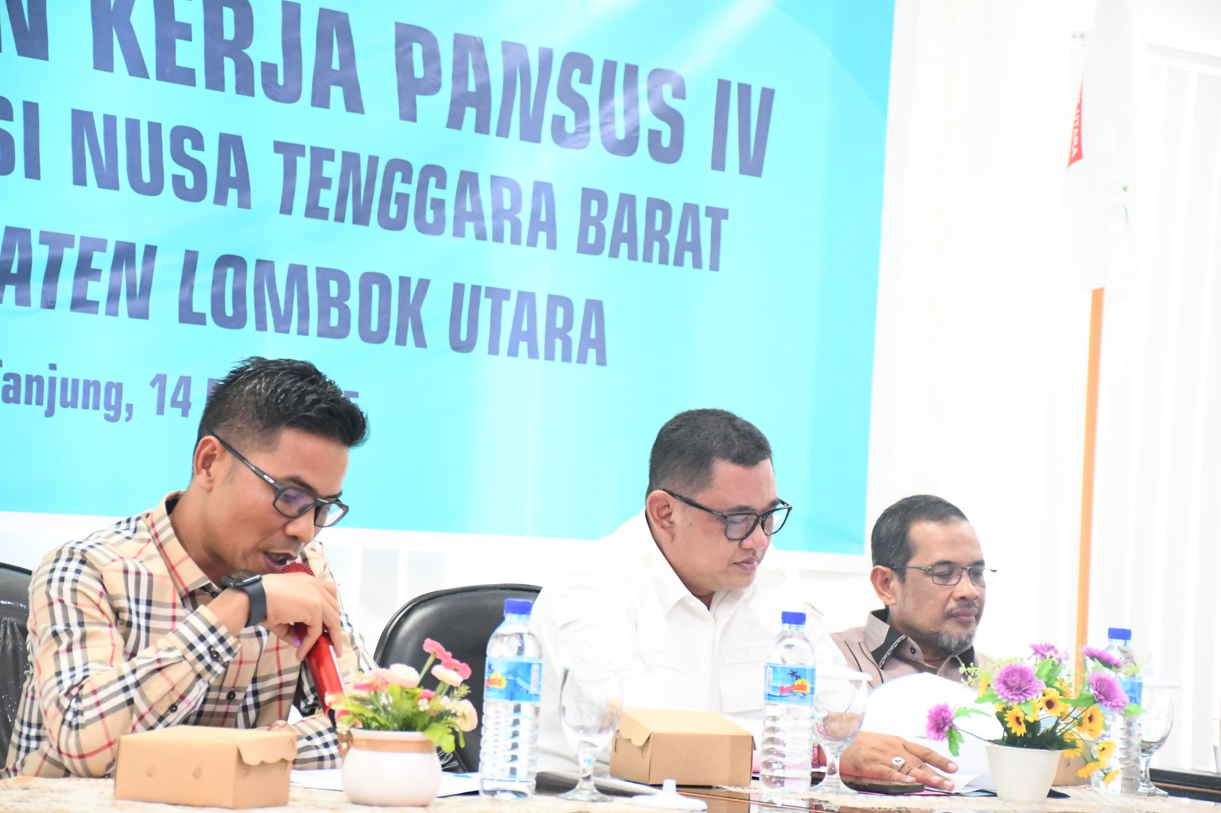 KUNKER PANSUS IV: Ketua Pansus IV DPRD NTB Hamdan Kasim (kiri) dalam agenda kunjungan kerja Pansus IV rancangan peraturan daerah (Raperda) penataan OPD di Lombok Utara, Rabu (14/5).