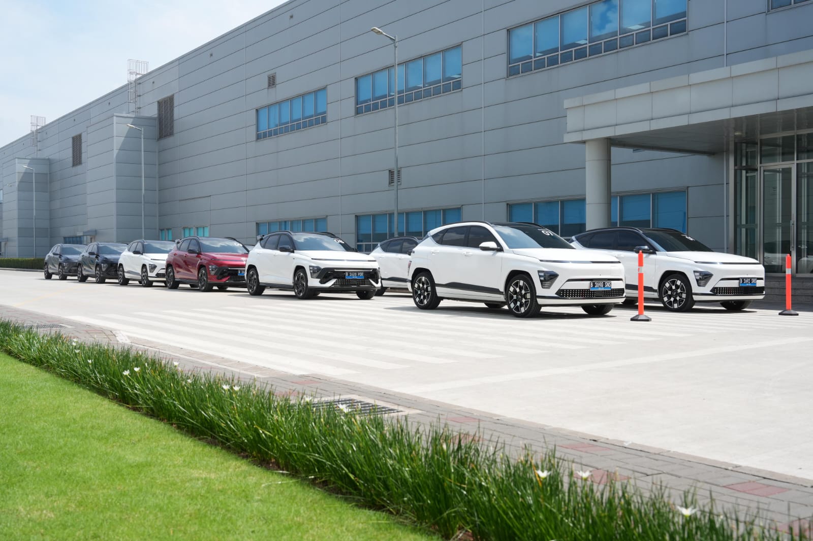 BERKELAS: Sejumlah mobil keluaran terbaru Hyundai yang siap disalurkan ke tangan konsumen.