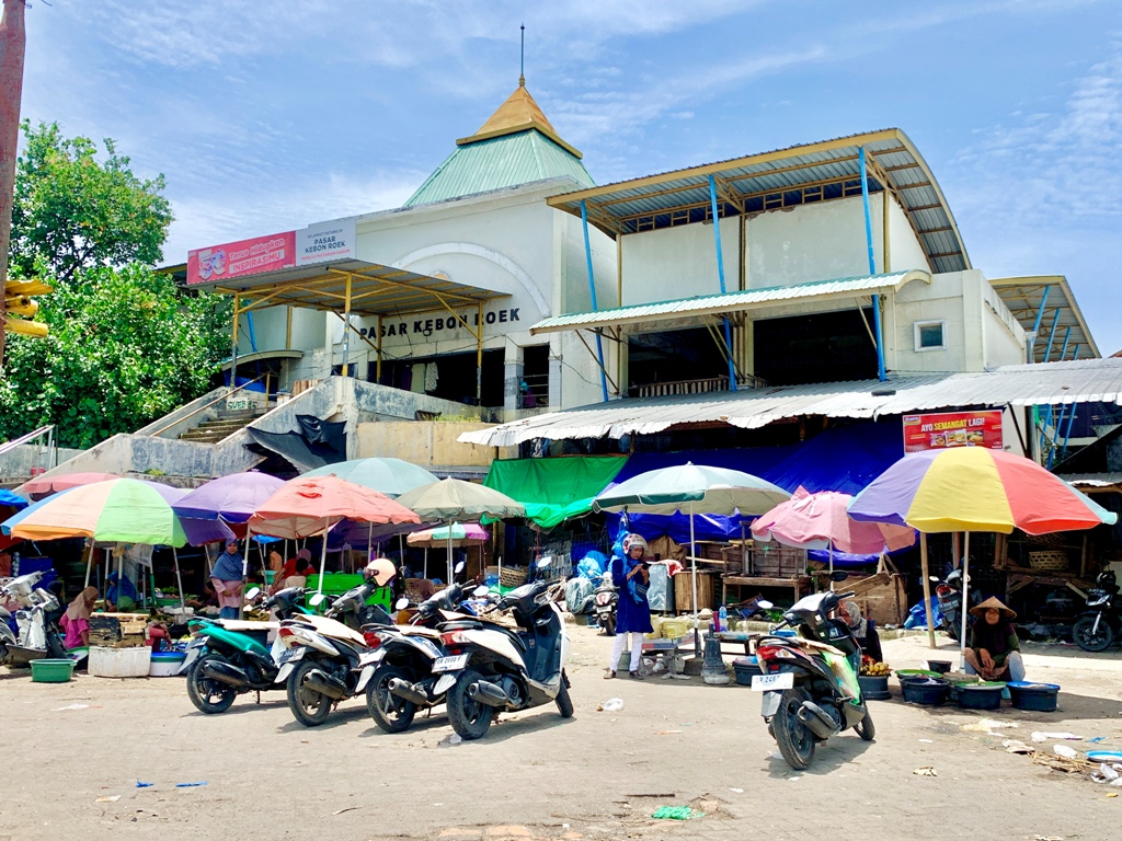 CARI REZEKI: Sejumlah pedagang yang menggelar dagangannya diluar los Pasar Kebon Roek, beberapa waktu lalu.&nbsp;