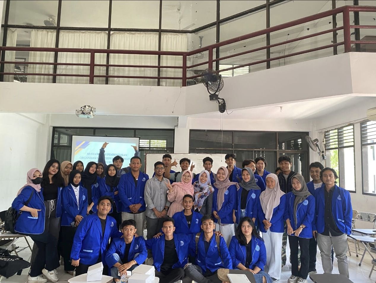 SWAFOTO KELOMPOK : Sejumlah Mahasiswa Prodi Bisnis Digital UBG saat berfoto bersama usai kegiatan perkuliahan di kampus setempat.