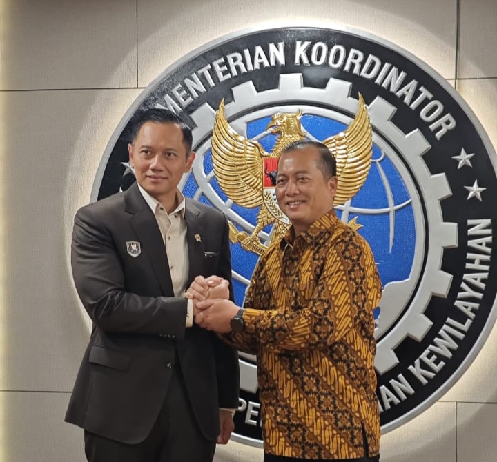 Menko Infrastruktur dan Pembangunan Kewilayahan Agus Harimurti Yudhoyono dan Gubernur NTB Lalu Muhamad Iqbal berfoto bersama usai pertemuan, Kamis (15/5).