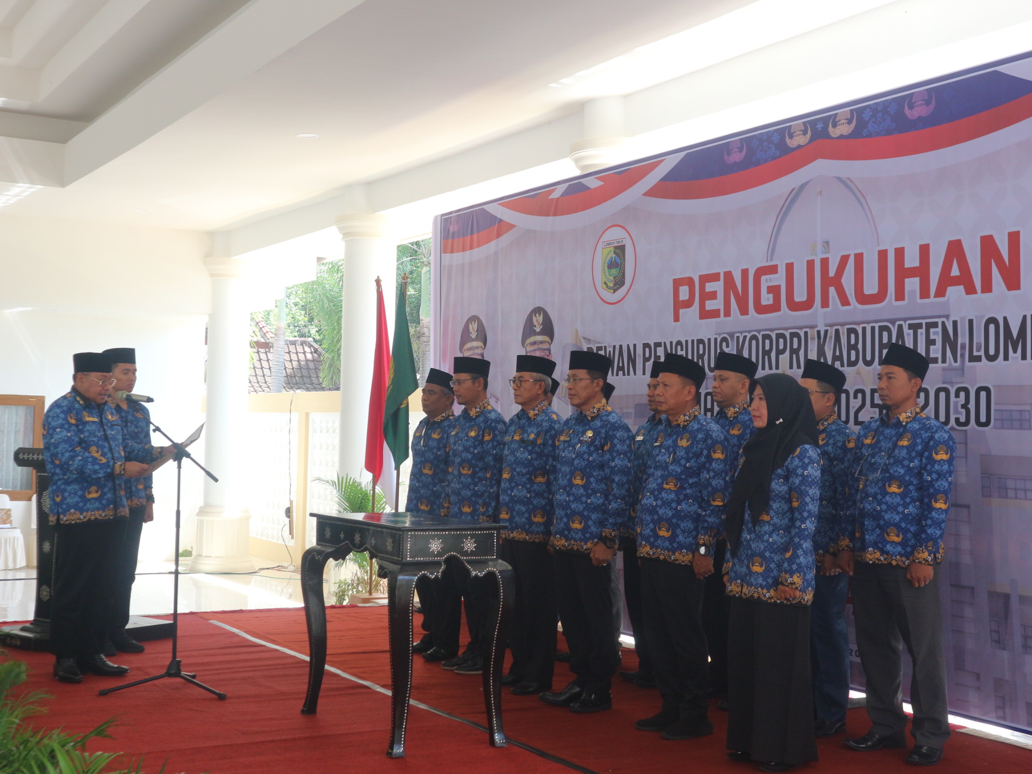 KUKUHKAN: Sekretaris Daerah (Sekda) NTB Lalu Gita Ariyadi saat mengukuhkan dewan pengurus Korps Pegawai Republik Indonesia (Korpri) Lombok Timur (Lotim) di Pendopo Bupati Lotim, R