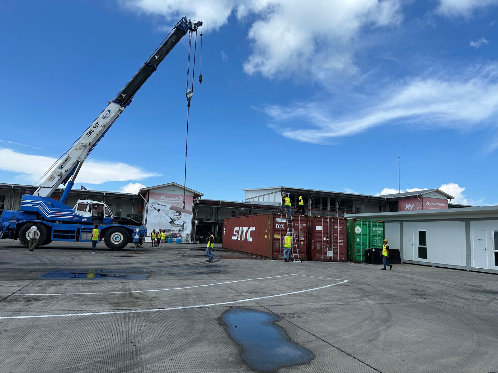Suasana pengiriman logistik GT World Challenge Asia 2025 di Sirkuit Internasional Mandalika, Minggu (11/5). Logistik ini akan berlanjut ke seri berikutnya di Thailand.
