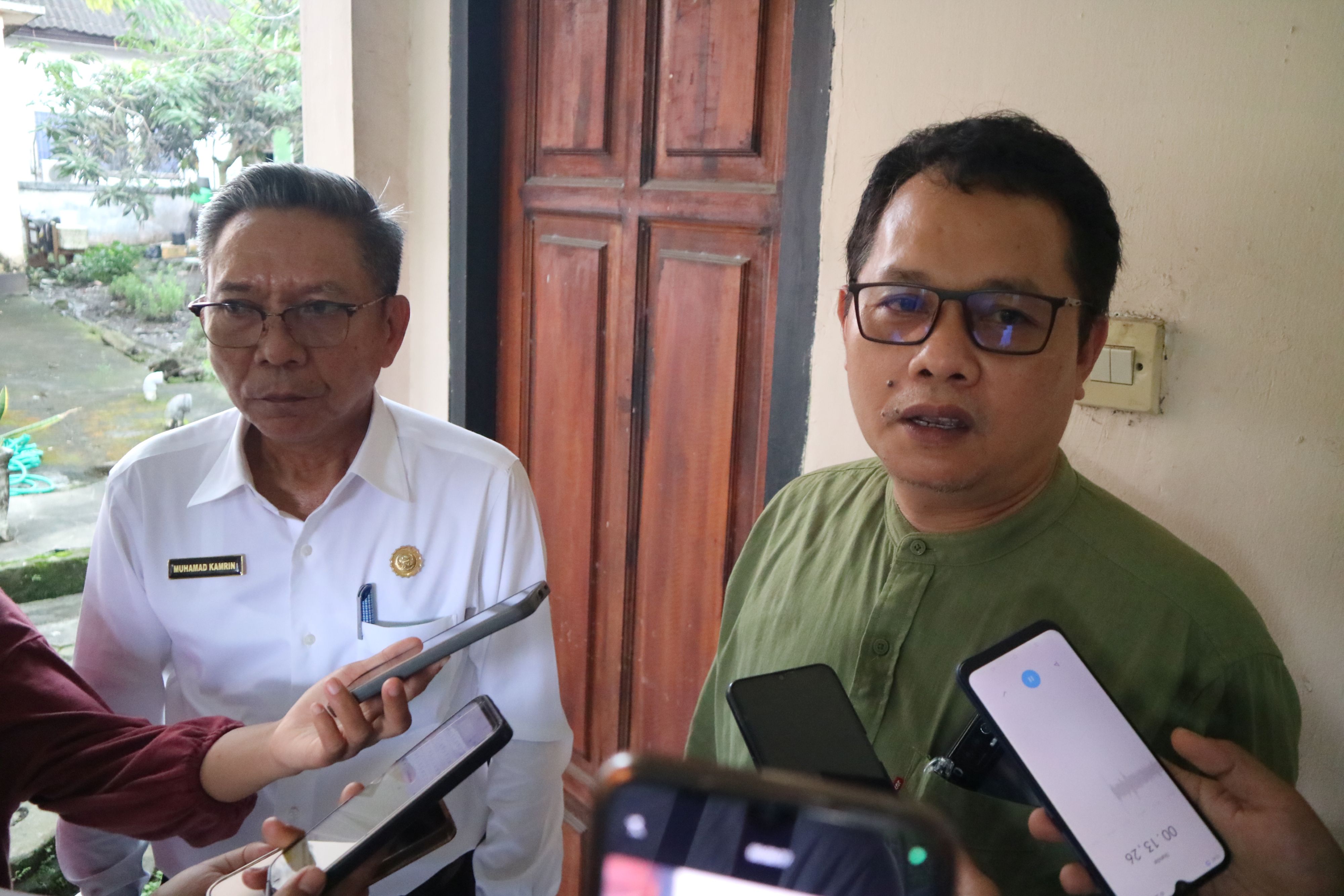 Ketua Komisi II DPRD Loteng Lalu Muhammad Akhyar (kanan) bersama Kepala Dinas Pertanian Loteng M Kamrin (kiri) usai rapat di kantor dinas setempat, Rabu (14/5).