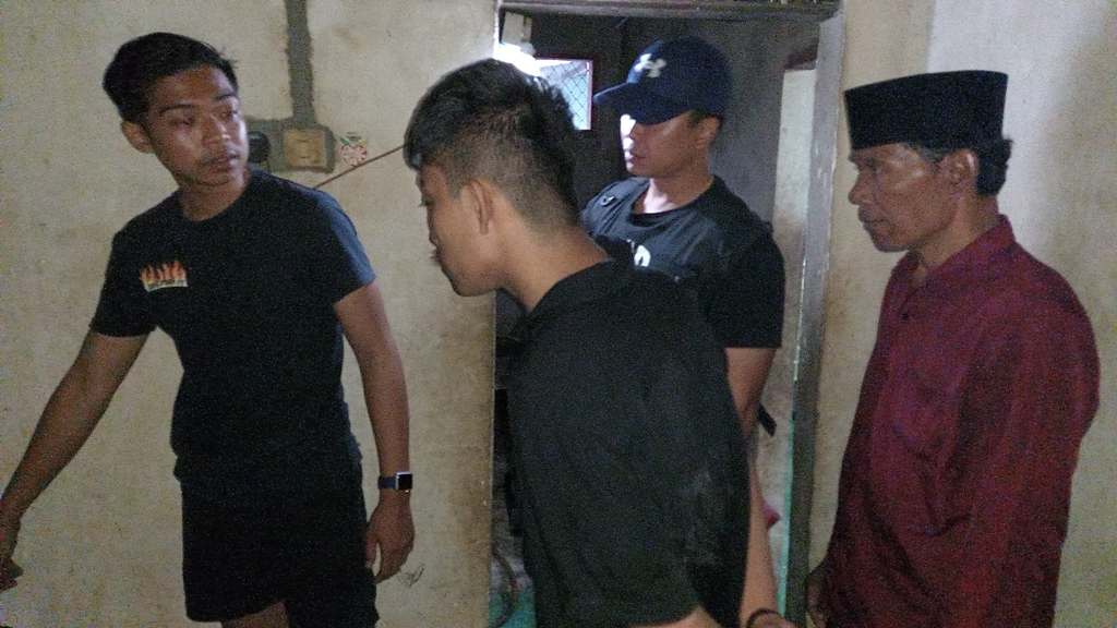 TAK BERKUTIK: Polisi menangkap pengedar sabu berinisial MH di dekat rumahnya, Otak Desa, Ampenan, Mataram, Rabu (15/5).&nbsp;Pria ini pemulung yang banting setir edarkan sabu.