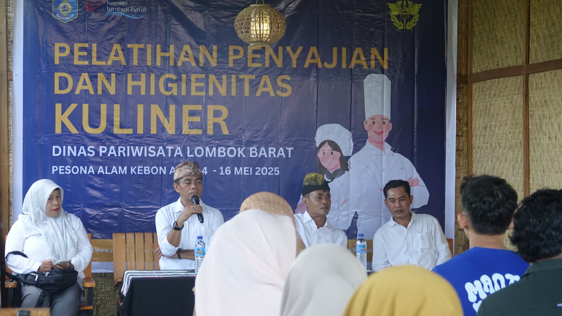 BERI PELATIHAN: Dinas Pariwisata Lobar memberikan pelatihan Penyajian dan Higienitas Kuliner kepada 25 pedagang atau pelaku usaha kuliner di Desa Wisata Kebon Ayu Kecamatan Gerung.