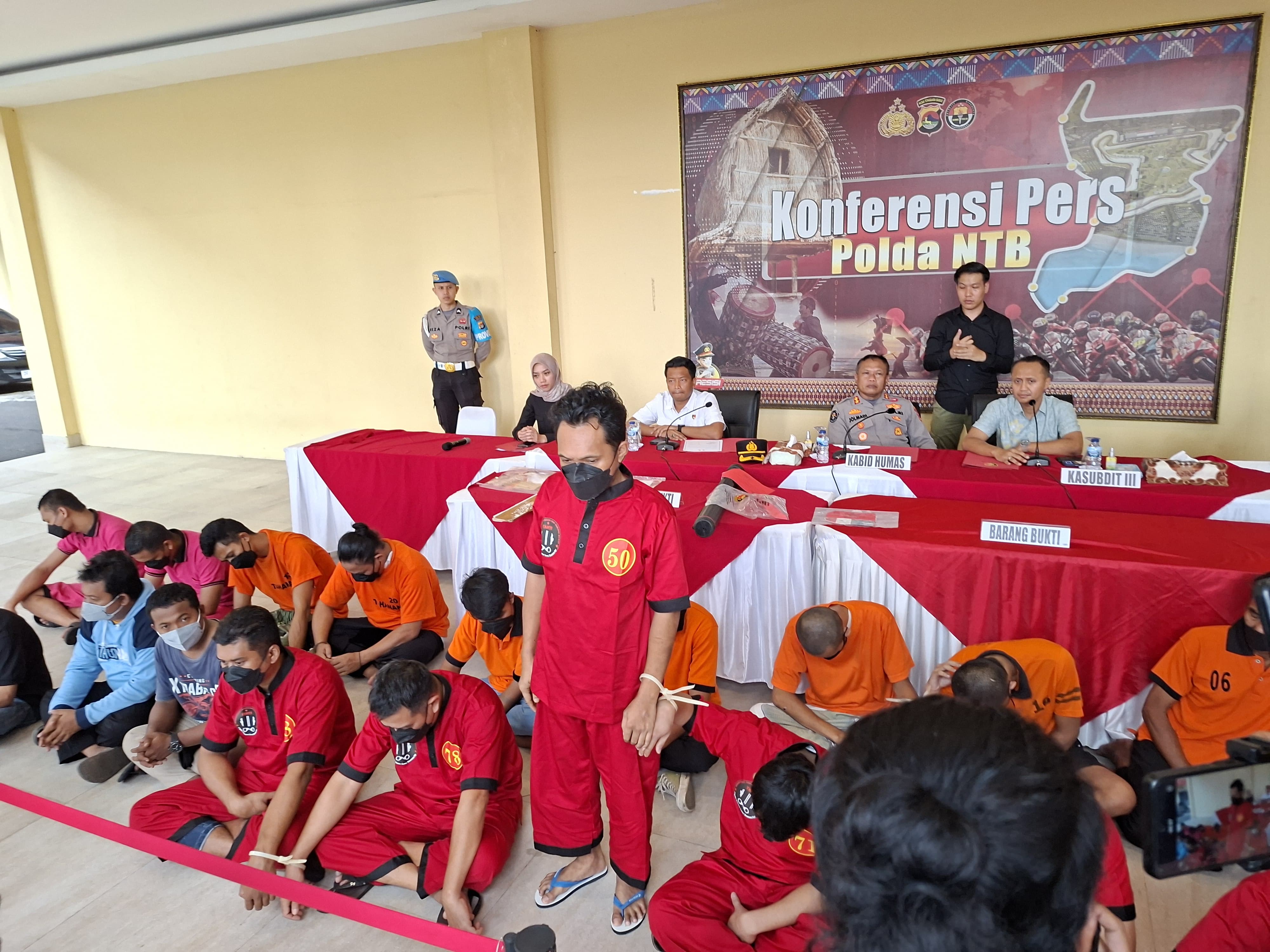 Puluhan pelaku premanisme yang ditangkap Polda NTB diperlihatkan dalam konferensi pers hasil Operasi Pekat II Rinjani 2025 di Command Center Polda NTB, Jumat (16/5).