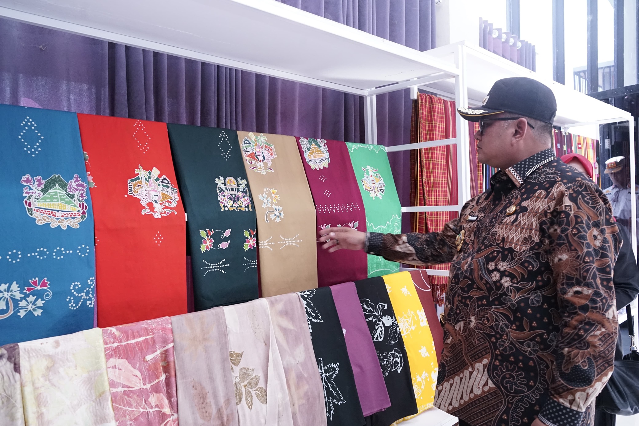 TINJAU PRODUK: Wakil Bupati Lombok Utara Kusmalahadi Syamsuri meninjau produk UMKM yang mendapatkan bantuan program subsidi bunga pinjaman modal di aula gedung PLUT, Kamis (15/5).