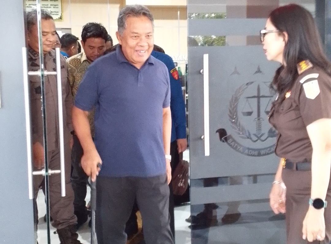 DITAHAN: Tersangka korupsi LCC Zaini Arony keluar dari kantor Kejari Mataram, Kamis (15/5).&nbsp;