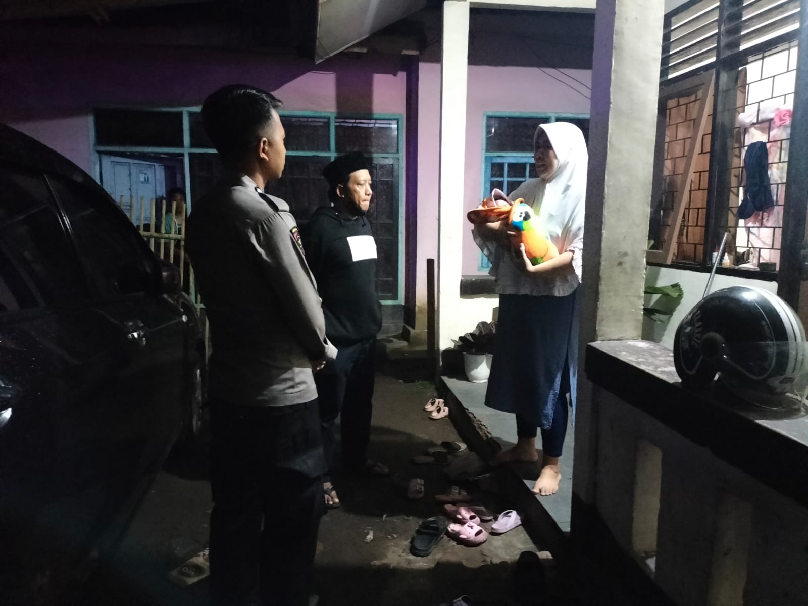 Babinkamtibmas Masbagik Timur saat mengecek kondisi bayi perempuan yang ditemukan di Gazebo Masjid Miftahul Jannah, Jumat (16/5). (HUMAS POLRES LOTIM UNTUK LOMBOK POST)