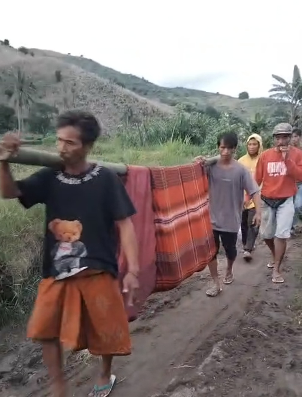 PULANG BEROBAT: Pasien bernama Apit, 45 tahun, asal Dusun Meang, Desa Persiapan Pengantap, Kecamatan Sekotong, Lobar, ditandu warga sepulang dari perawatan di RSUP NTB, Senin lalu (12/5).