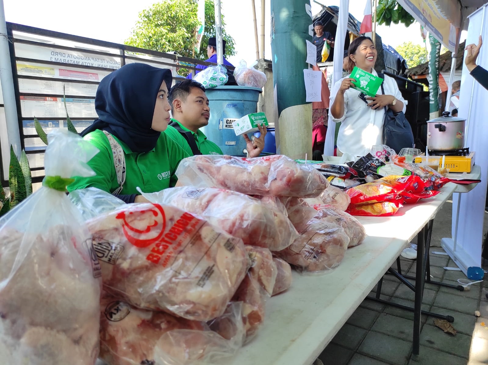 TERJANGKAU: Pedagang daging ayam beku dengan harga lebih murah dalam kegiatan pasar murah, beberapa waktu lalu.